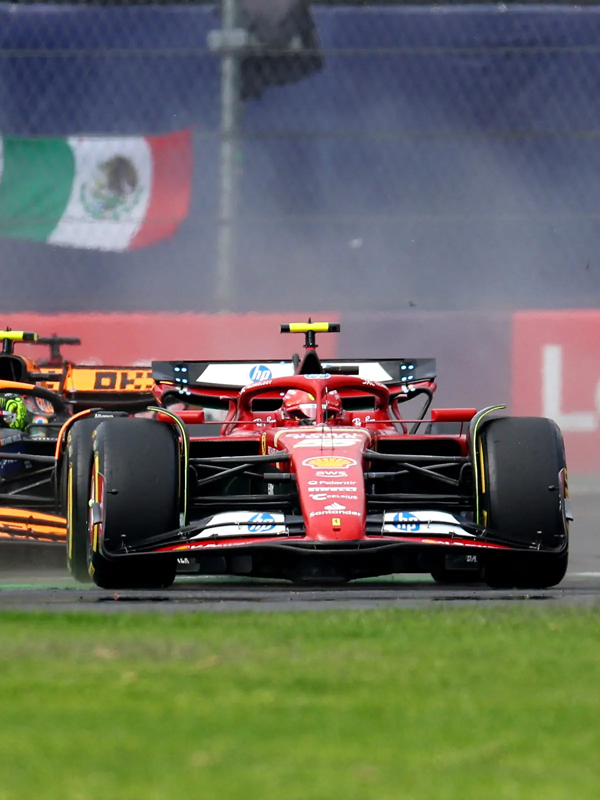 Ferrari-Pilot Carlos Sainz und McLaren-Mann Lando Norris liefern sich beim Großen Preis von Mexico ein Duell auf der Strecke.