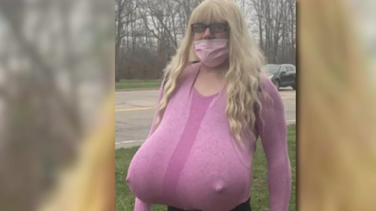 Kayla Lemieux mit XXL-Brüsten.