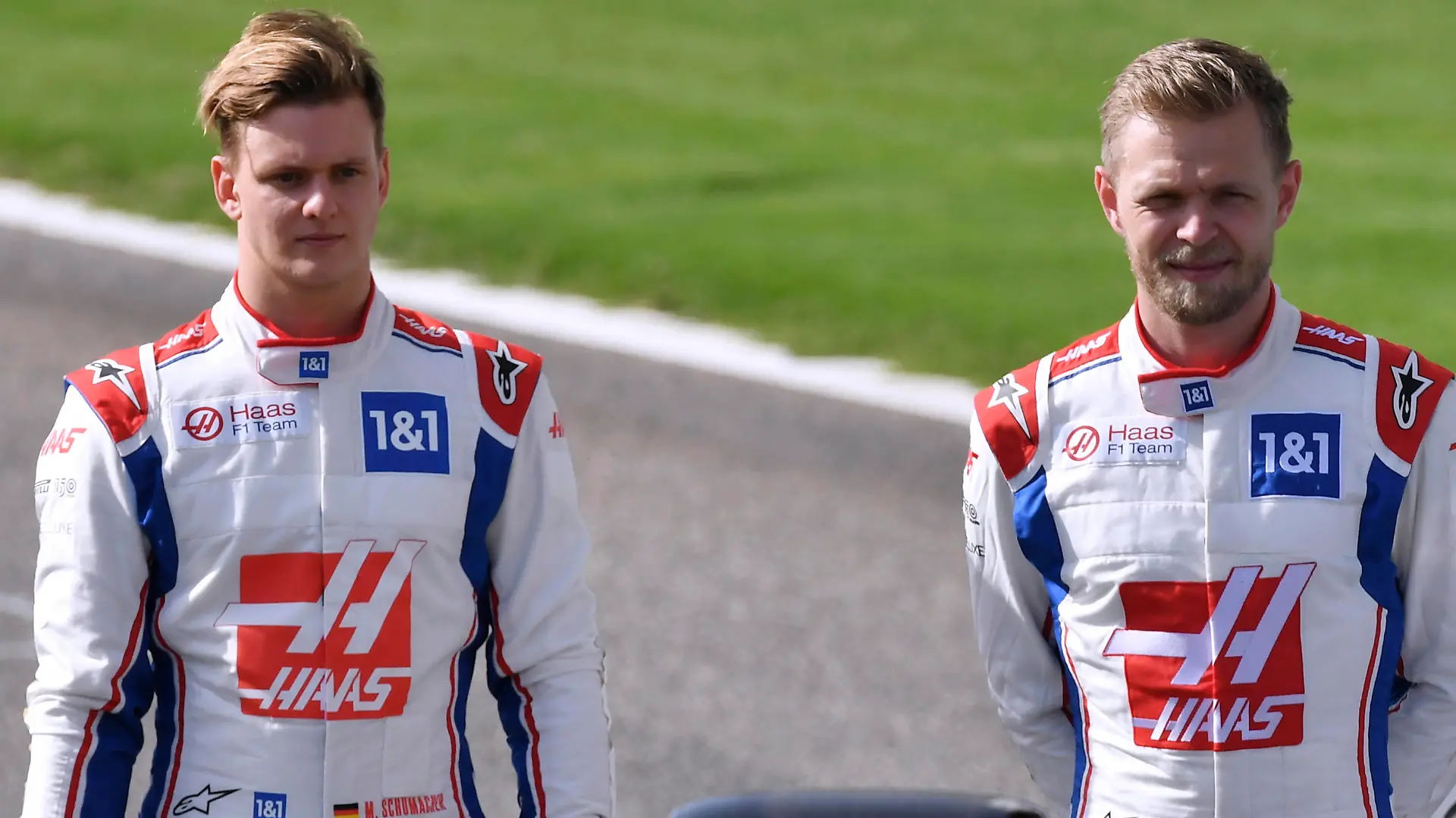 SCHUMACHER Mick F1 Team Haas mit MAGNUSSEN Kevin FIA F1 Saison 2022 Test in Bahrain 1.Tag am 10.03. 2022 Bahrain International Circuit *** SCHUMACHER Mick F1 Team Haas with MAGNUSSEN Kevin FIA F1 season 2022 test in Bahrain 1 day on 10 03 2022 Bahrain International Circuit