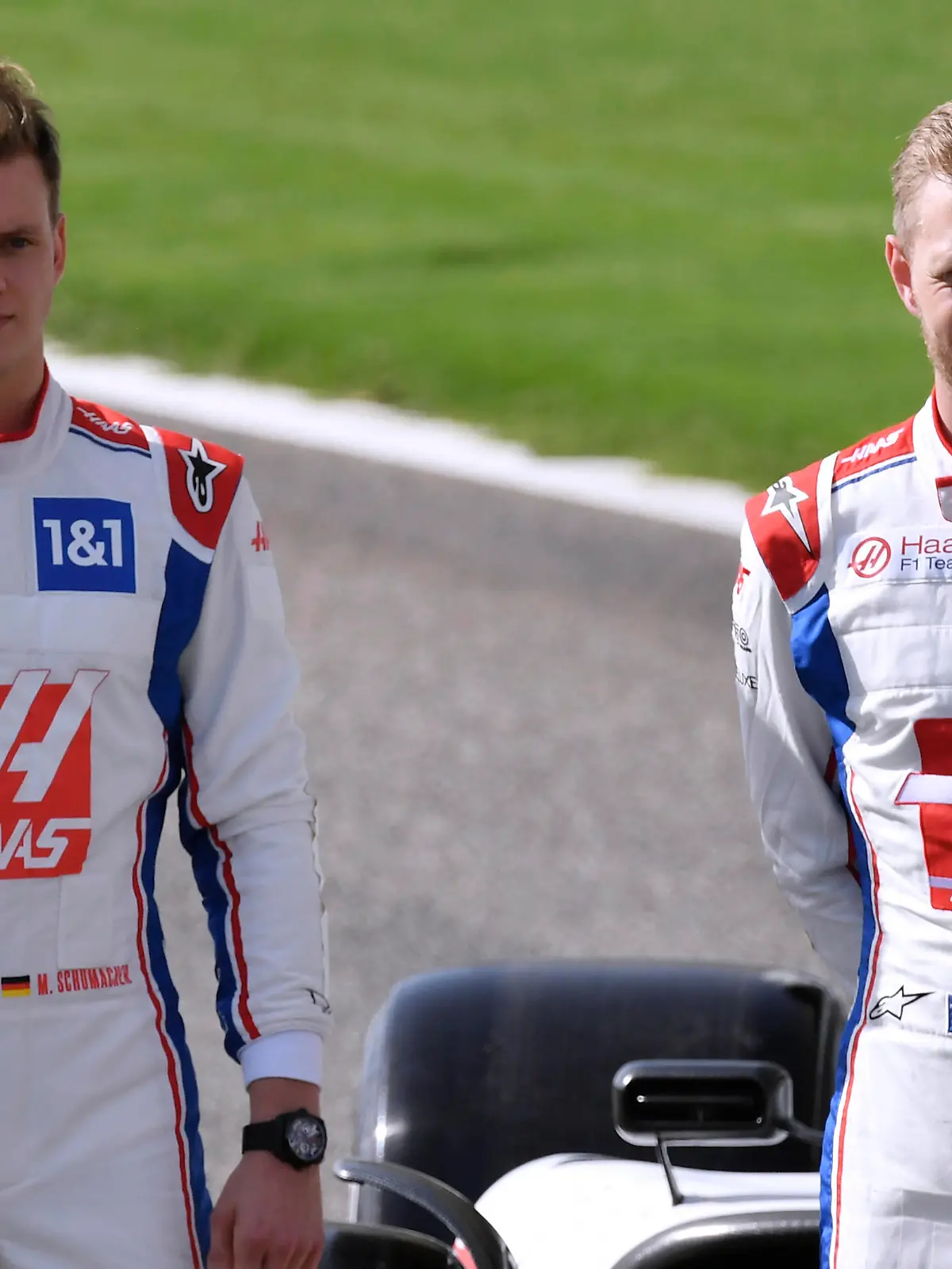  SCHUMACHER Mick F1 Team Haas mit MAGNUSSEN Kevin FIA F1 Saison 2022 Test in Bahrain 1.Tag am 10.03. 2022 Bahrain International Circuit *** SCHUMACHER Mick F1 Team Haas with MAGNUSSEN Kevin FIA F1 season 2022 test in Bahrain 1 day on 10 03 2022 Bahrain International Circuit