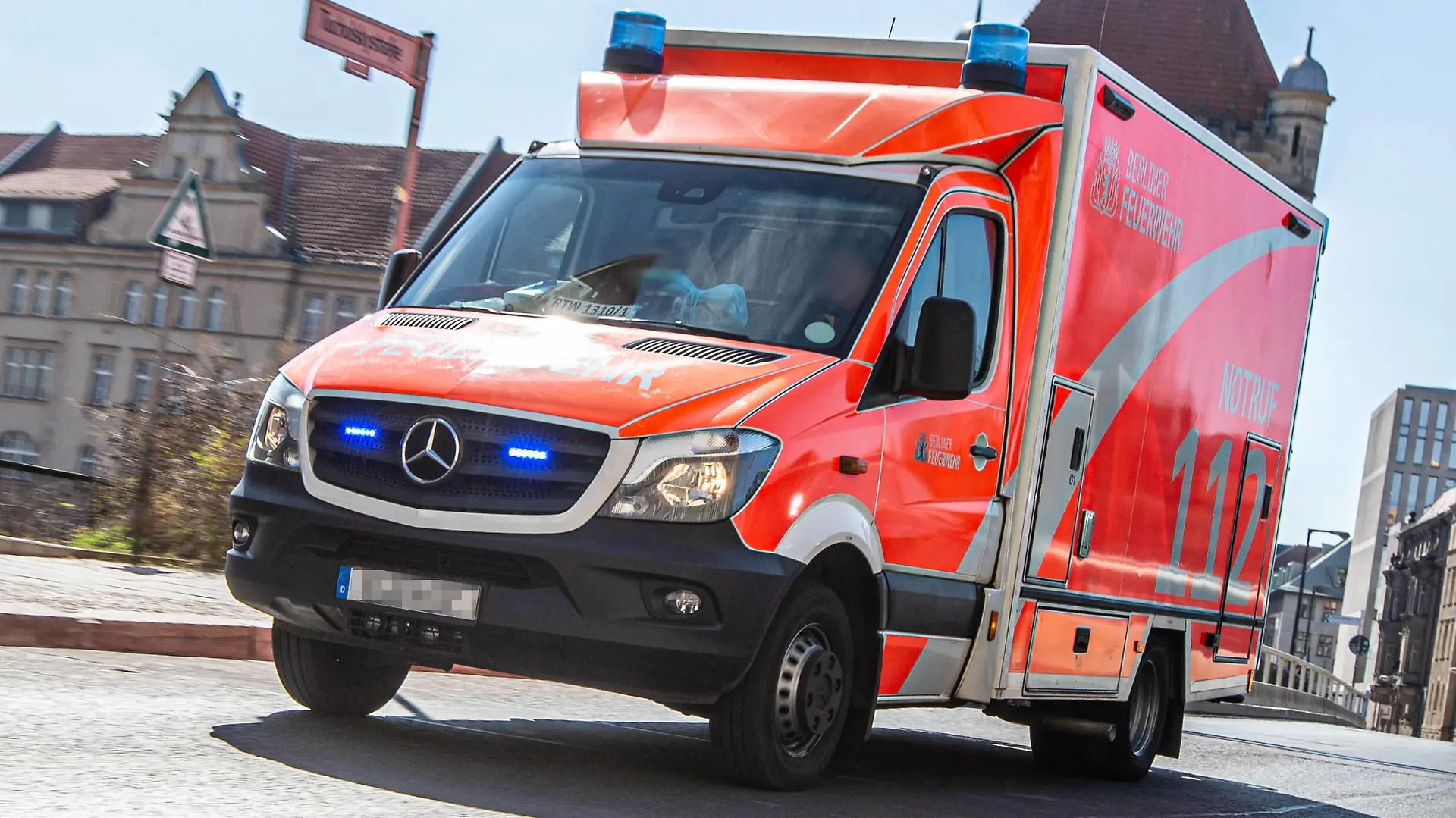 Coronavirus in Berlin Berlin, 01.04.2020, Notarztwagen. Krankenwagen der Berliner Feuerwehr faehrt mit Blaulicht einen Patienten in das naechste Krankenhaus. Berlin Berlin Deutschland *** Coronavirus in Berlin Berlin, 01 04 2020, Emergency ambulance ambulance of the Berlin fire brigade drives a patient with blue light to the nearest hospital Berlin Berlin Germany