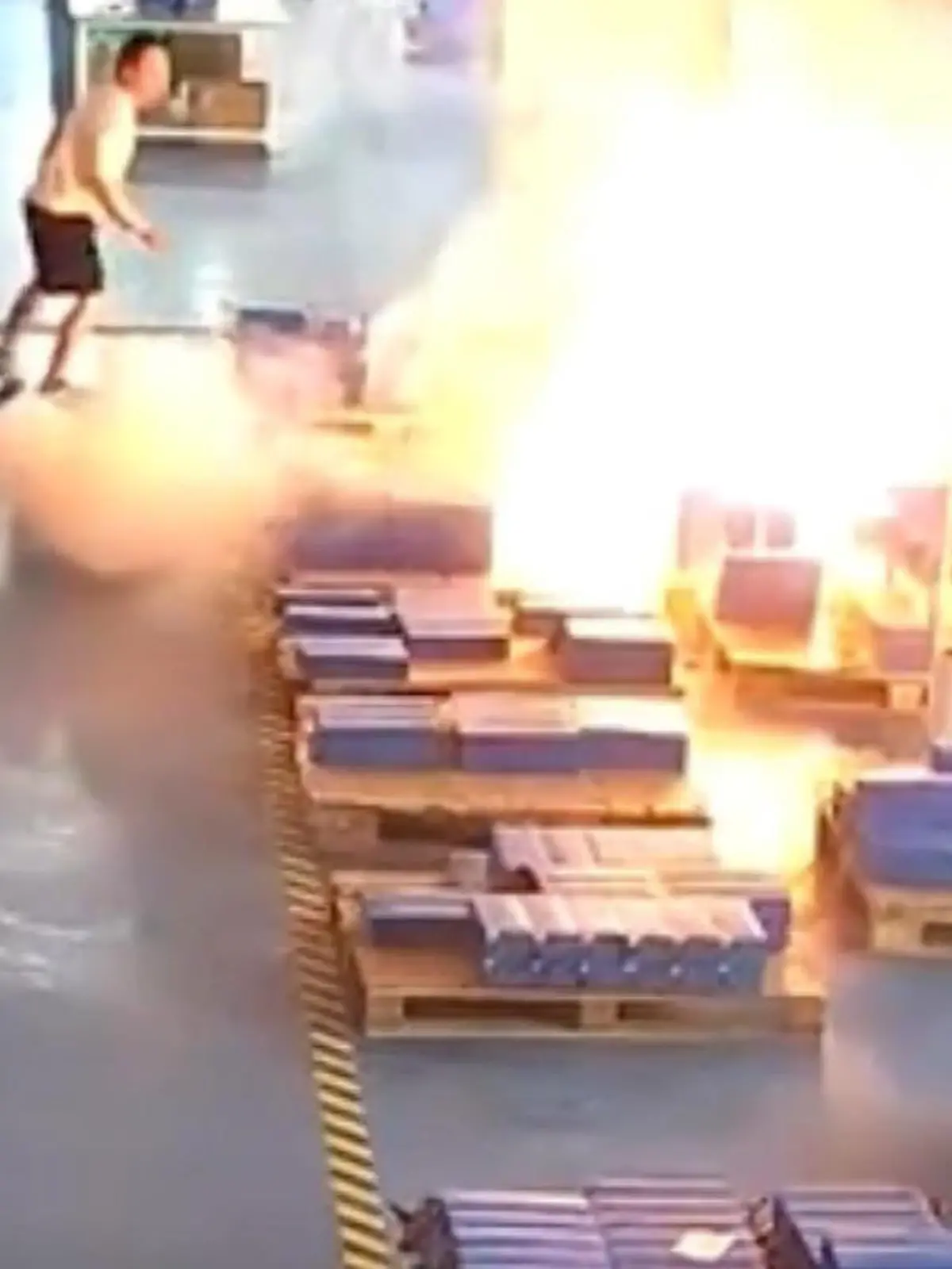 Explosion in Batteriefabrik! Arbeiter fliehen vor den Flammen