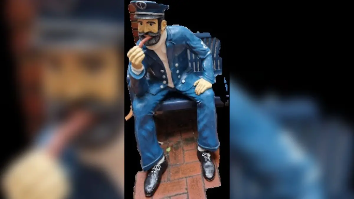 Die Kapitänsstatue saß jahrelang vor einer Kneipe in Cuxhaven-Duhnen. Dann wurde sie gestohlen.