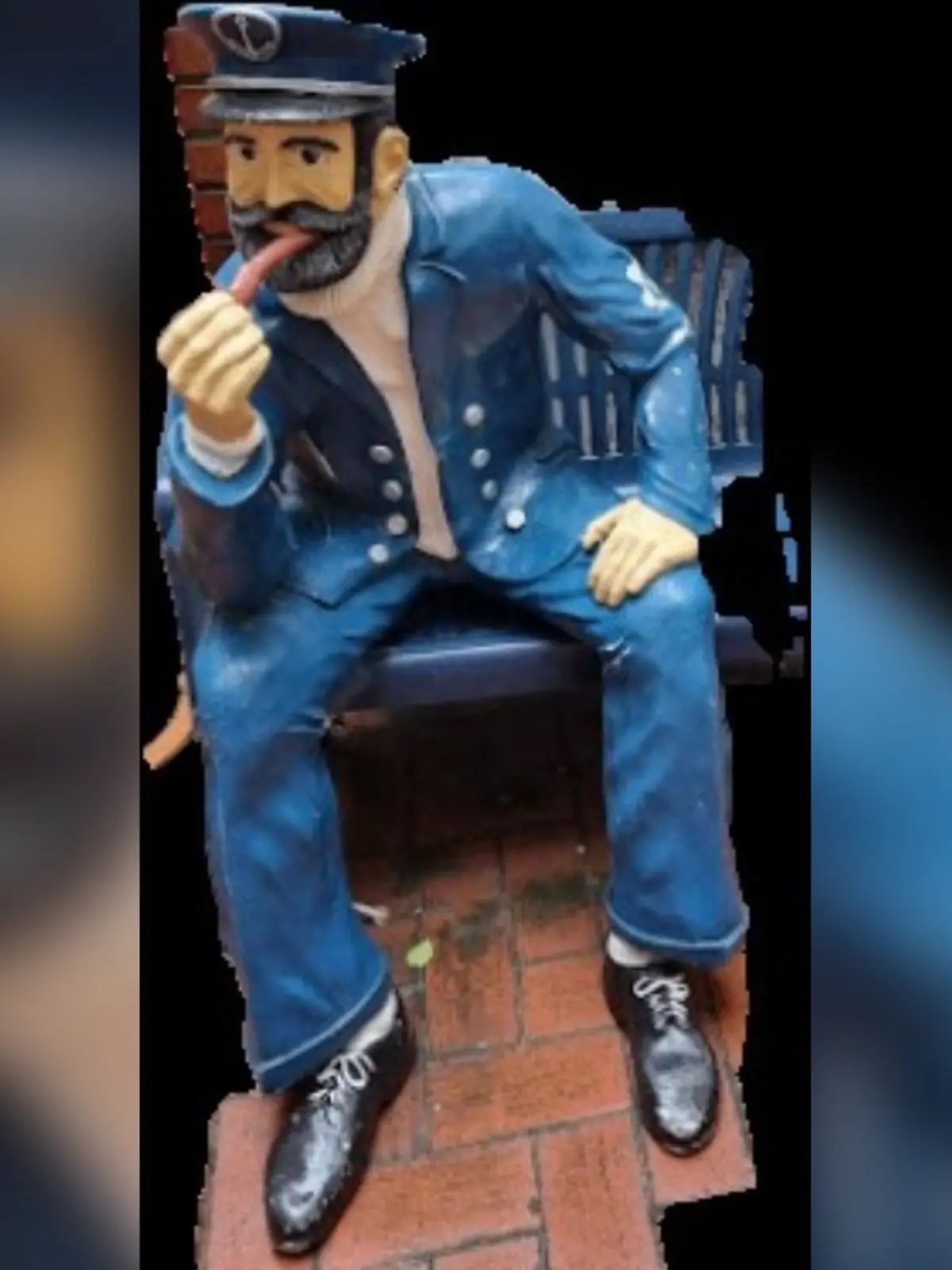 Die Kapitänsstatue saß jahrelang vor einer Kneipe in Cuxhaven-Duhnen. Dann wurde sie gestohlen.