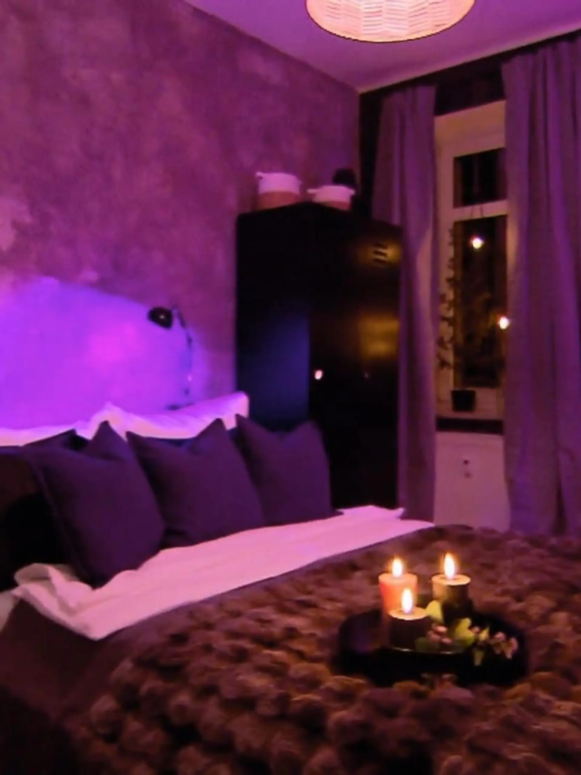 Bild zu: "Motto: Sinnliches Schlafzimmer - Tauche ein in eine erotische Farbwelt!"
