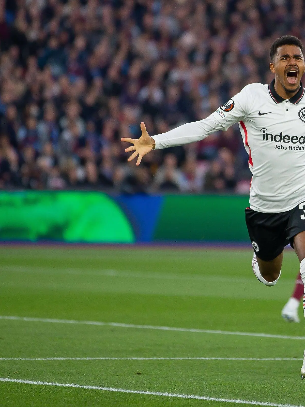  Mandatory Credit: Photo by Elli Birch/IPS/Shutterstock 12915748i Ansgar Knauff of Eintracht Frankfurt celebrates after he scores the opening goal of the game West Ham United v Eintracht Frankfurt, Leg 1 of 2, Semi-Final, UEFA, Europa League, Football, London Stadium, London, UK - 28 Apr 2022 Editorial use only West Ham United v Eintracht Frankfurt, Leg 1 of 2, Semi-Final, UEFA, Europa League, Football, London Stadium, London, UK - 28 Apr 2022 Editorial use only PUBLICATIONxINxGERxSUIxAUTXHUNxGRExMLTxCYPxROMxBULxUAExKSAxONLY Copyright: xEllixBirch/IPS/Shutterstockx 12915748i