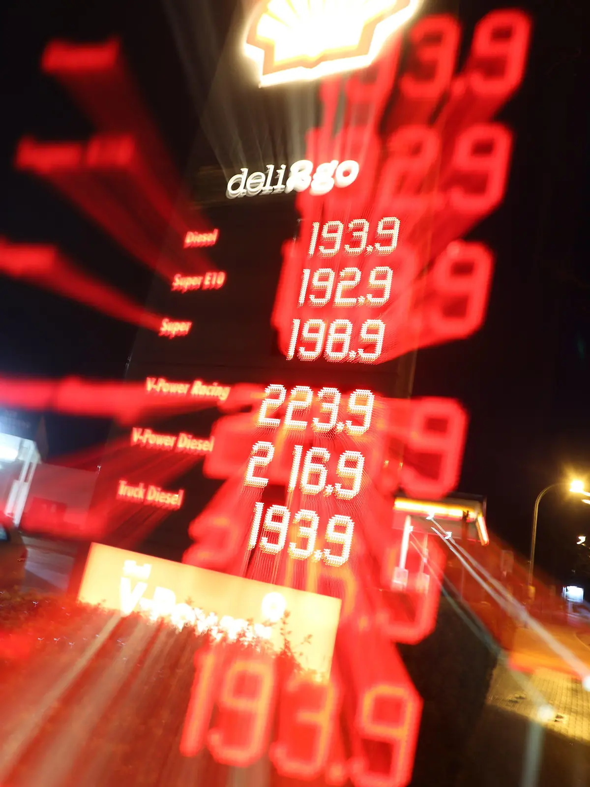 09.04.2022, Sachsen-Anhalt, Wernigerode: Die Literpreise für Kraftsstoffe sind an einer Tankstelle im Harz zu sehen. Vorbeifahrende Fahrzeuge ziehen dabei Lichtspuren (aufgenommen mit Langzeitbelichtung und Zoomeffekt). Für das Tanken mussten die Menschen in Deutschland seit Beginn des Jahres 2022 deutlicher tiefer in die Tasche greifen als im Jahr davor. Foto: Matthias Bein/dpa +++ dpa-Bildfunk +++