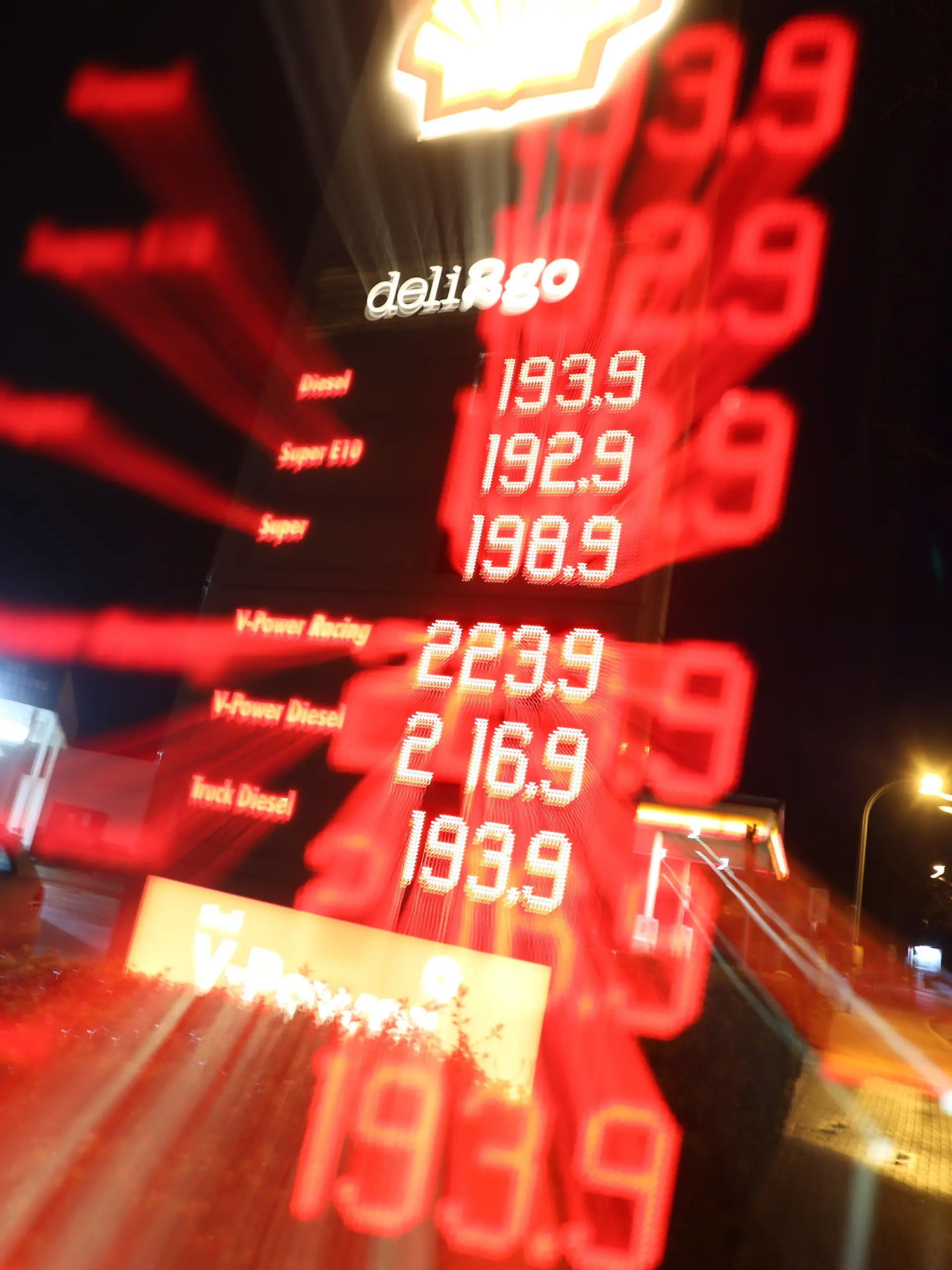 09.04.2022, Sachsen-Anhalt, Wernigerode: Die Literpreise für Kraftsstoffe sind an einer Tankstelle im Harz zu sehen. Vorbeifahrende Fahrzeuge ziehen dabei Lichtspuren (aufgenommen mit Langzeitbelichtung und Zoomeffekt). Für das Tanken mussten die Menschen in Deutschland seit Beginn des Jahres 2022 deutlicher tiefer in die Tasche greifen als im Jahr davor. Foto: Matthias Bein/dpa +++ dpa-Bildfunk +++