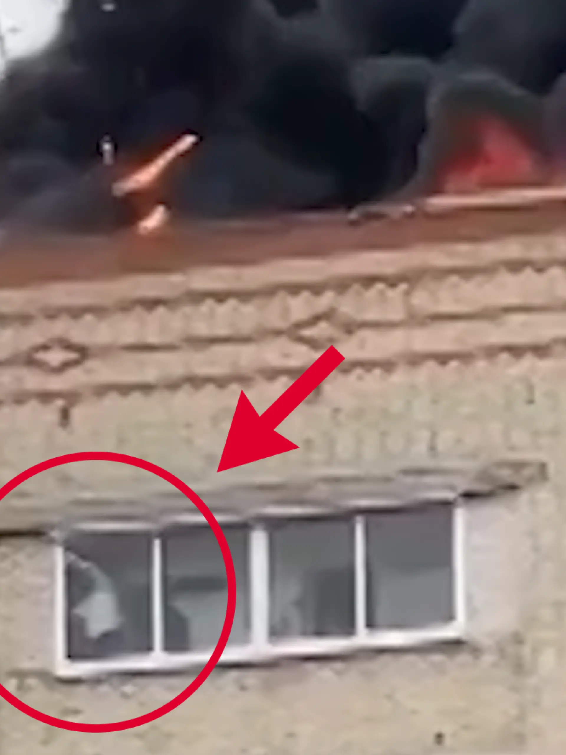 Diese Frau sorgt für klare Sicht und bemerkt nicht, was um sie herum passiert