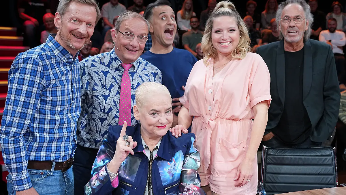 v.li.: Michael Kessler, Wigald Boning, Hella von Sinnen, Özcan Cosar, Caro Frier und Hugo Egon Balder