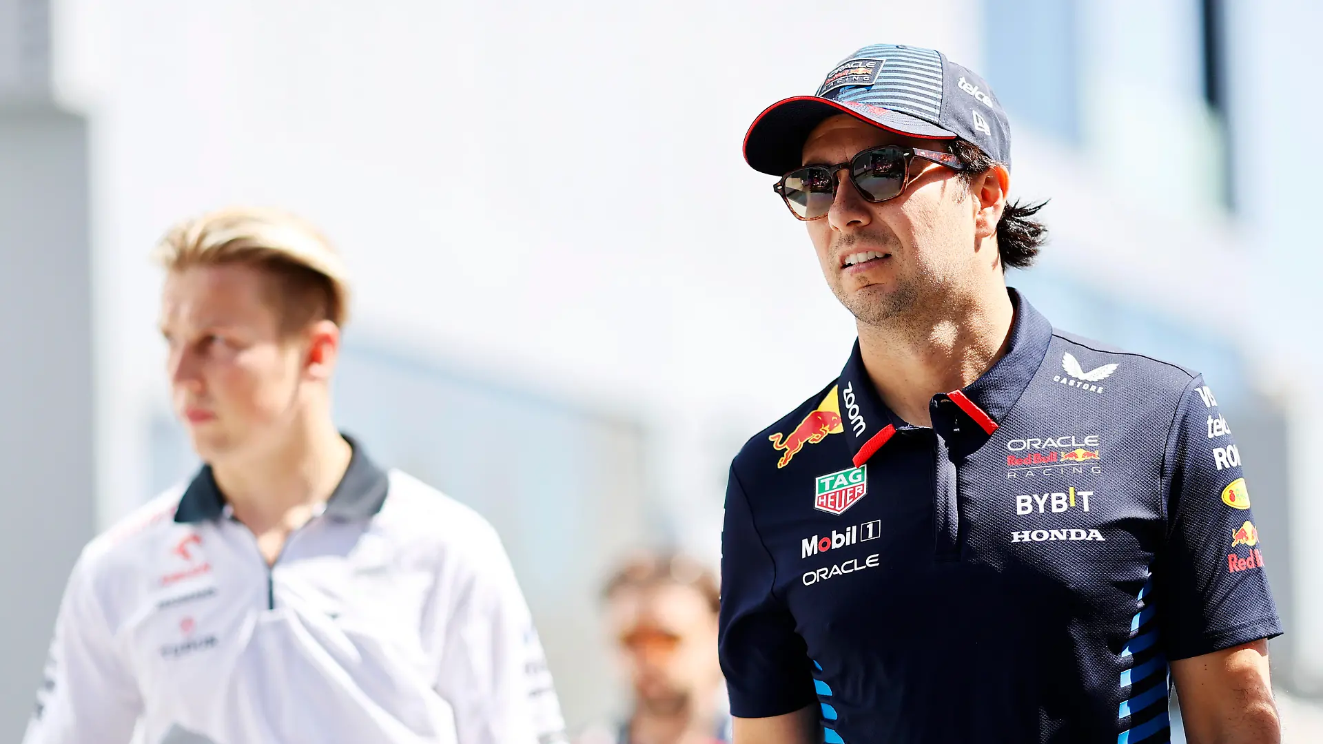 Liam Lawson (l) und Sergio Perez geraten in Mexiko aneinander.