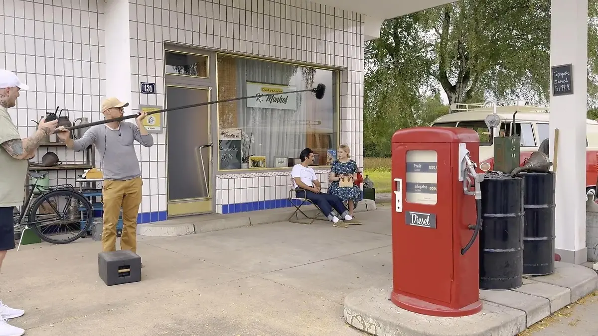 An einer Tankstelle begann die Liebe von Margot und Yusuf. Wir waren backstage dabei.