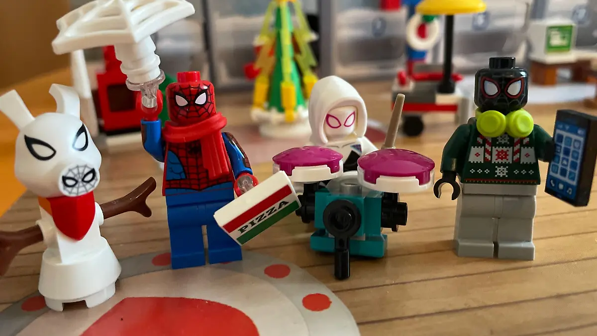 Die vier Spider-Man Charaktere aus dem Lego-Adventskalender 2024 stehen nebeneinander.