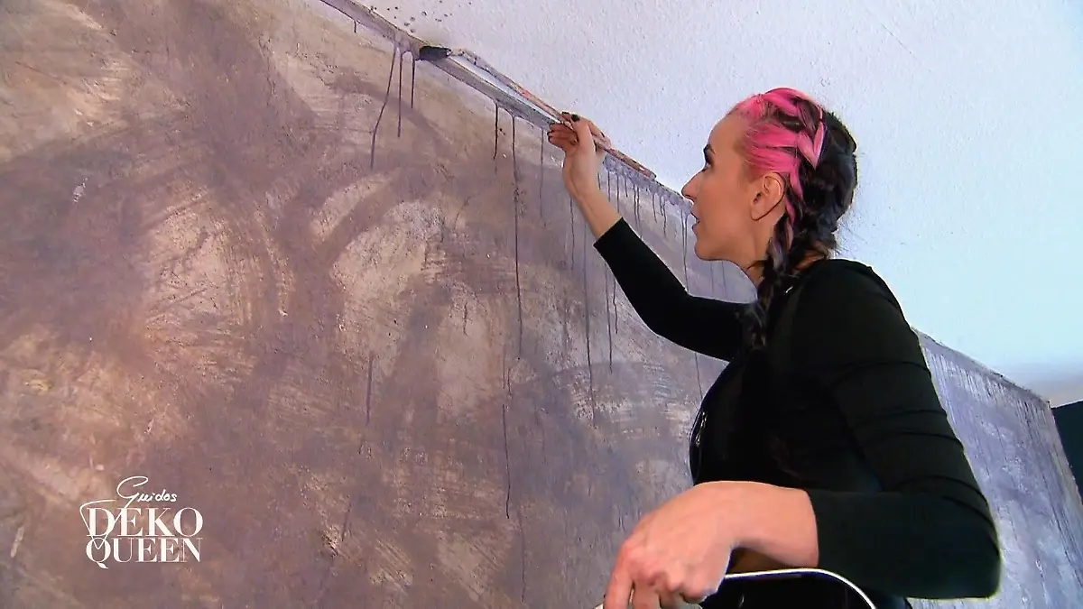 Claudia fügt lila Farbtupfer hinzu Pinsel wird geschwungen