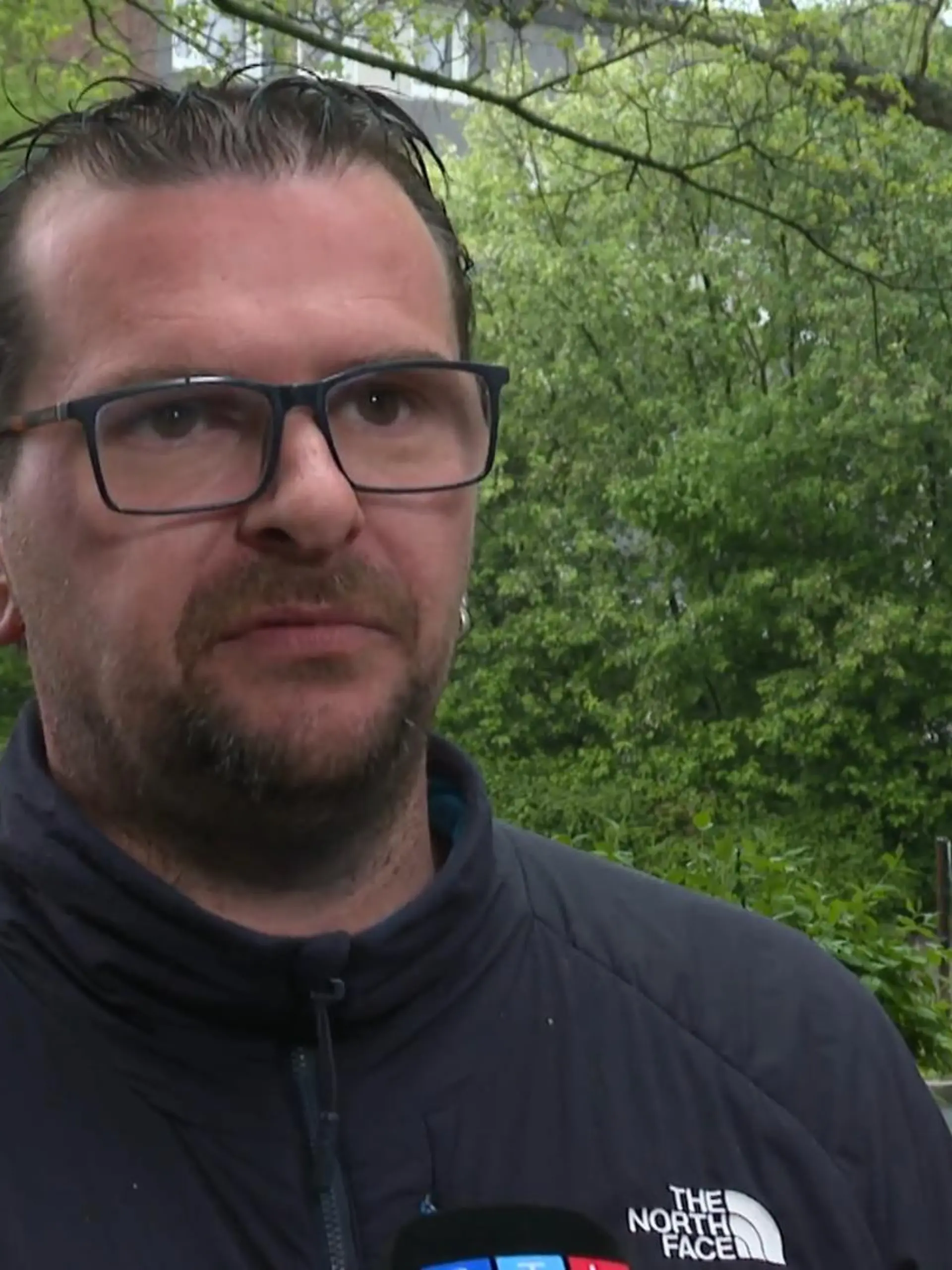Unfall-Horror in Leverkusen! Ein betrunkener Mann ist hier am Samstagnachmittag gegen 15:30 Uhr in eine Menschengruppe gefahren und geflohen. Die Polizei kann den Mann jedoch schnell festnehmen. Verletzt wurden eine Frau und ihre beiden Kinder. Eines der Kinder wurde schwer verletzt. Michael Wünsch verfolgte den Raser im schwarzen Jaguar, so dass die Polizei ihn festnehmen konnte. RTL sprach mit ihm.