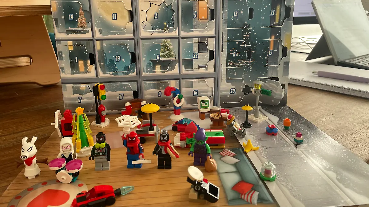 Der Inhalt des Lego Spider-Man Adventskalenders aufgebaut vor der Verpackung.