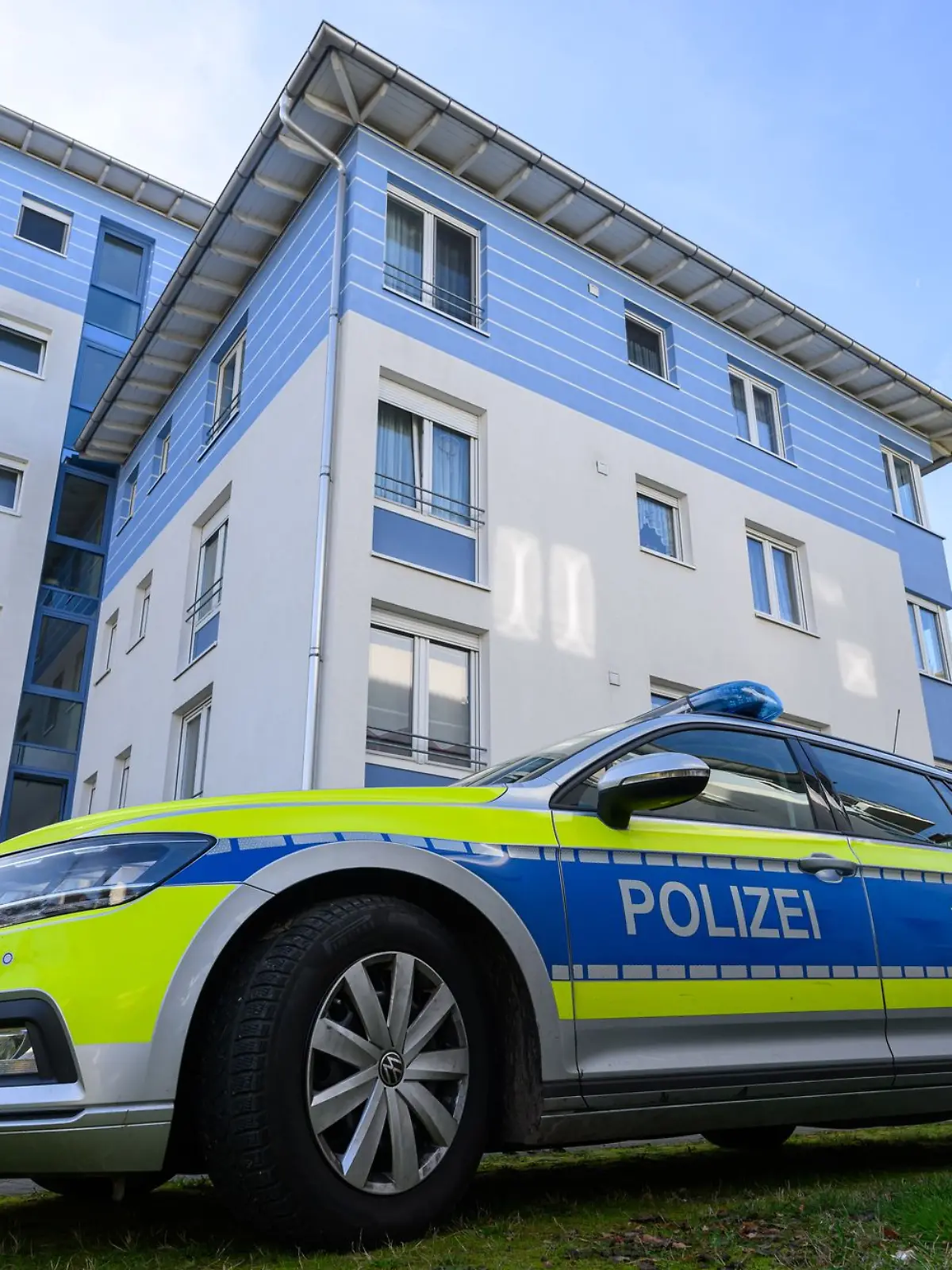 Mädchen (13) soll Schwester (7) getötet haben: In diesem Wohnhaus soll es zur Horror-Tat in Leipzig gekommen sein. 