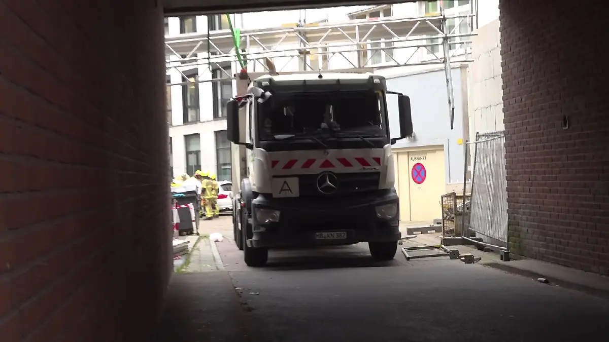 Ein Müllwagen soll ein Baugerüst in der Bremer Innenstadt gerammt haben. Zwei Menschen wurden dabei schwer verletzt.