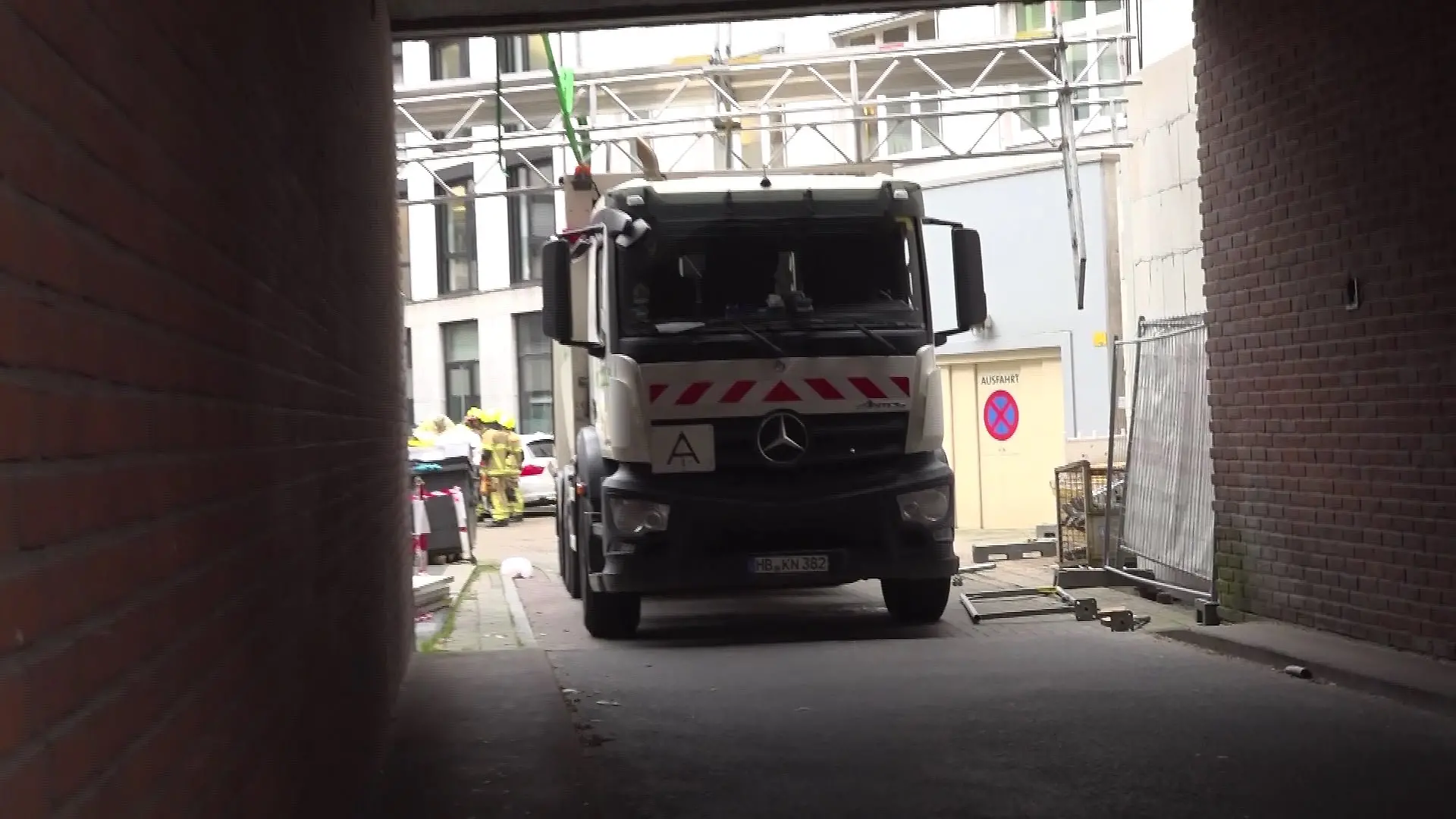 Ein Müllwagen soll ein Baugerüst in der Bremer Innenstadt gerammt haben. Zwei Menschen wurden dabei schwer verletzt.