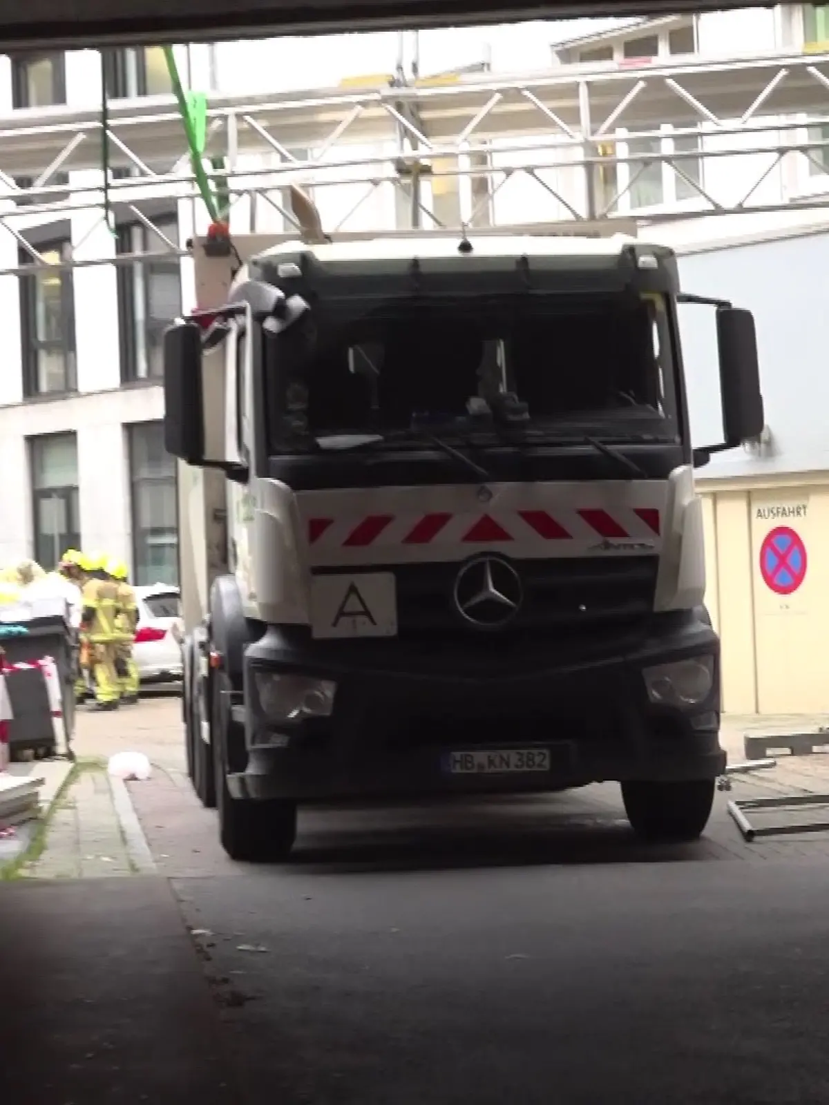 Ein Müllwagen soll ein Baugerüst in der Bremer Innenstadt gerammt haben. Zwei Menschen wurden dabei schwer verletzt.