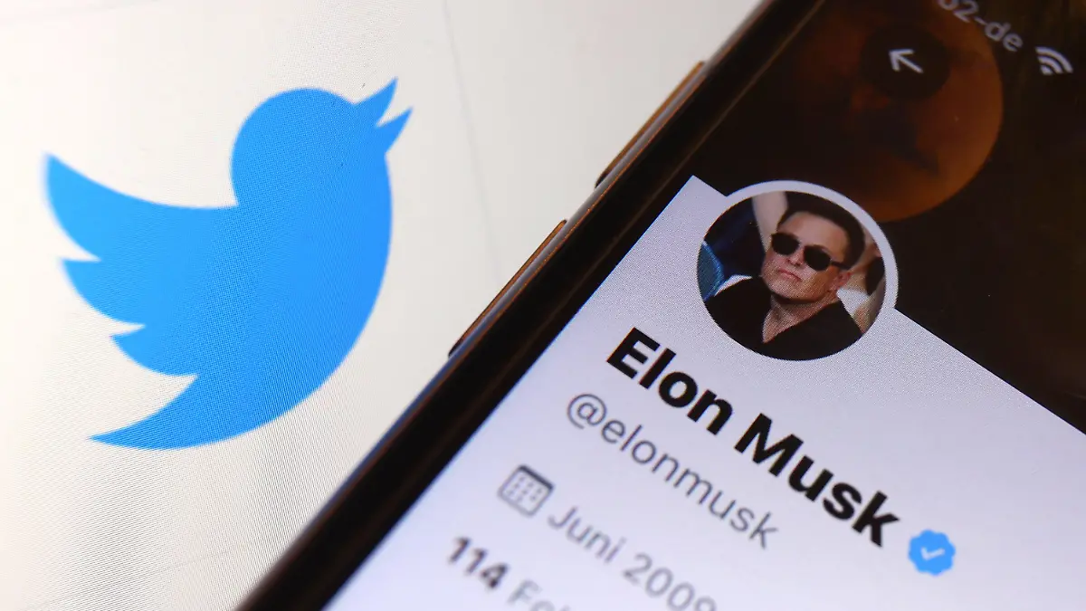 26.04.2022, Bayern, Kempten: ILLUSTRATION - Der Twitter-Account von Elon Musk ist vor dem Logo der Nachrichten-Plattform Twitter zu sehen. Twitter steuert auf Übernahme durch Tech-Milliardär Elon Musk zu. Foto: Karl-Josef Hildenbrand/dpa +++ dpa-Bildfunk +++
