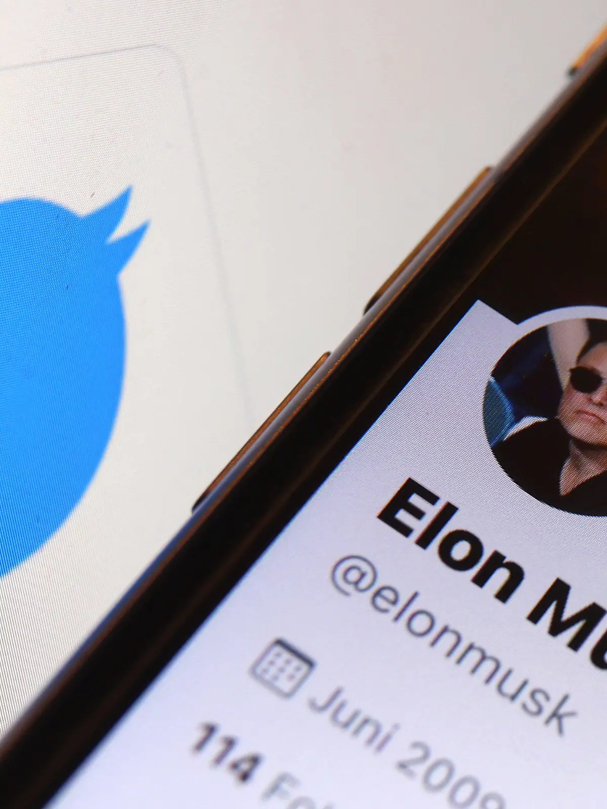 26.04.2022, Bayern, Kempten: ILLUSTRATION - Der Twitter-Account von Elon Musk ist vor dem Logo der Nachrichten-Plattform Twitter zu sehen. Twitter steuert auf Übernahme durch Tech-Milliardär Elon Musk zu. Foto: Karl-Josef Hildenbrand/dpa +++ dpa-Bildfunk +++