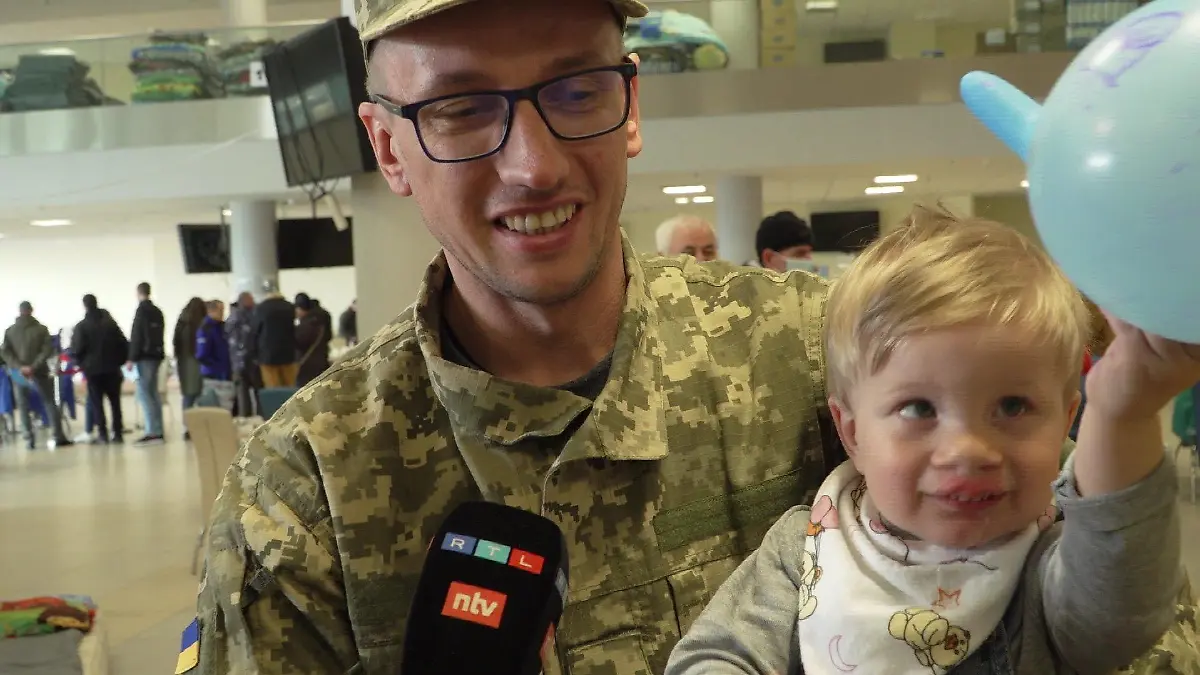 Sergei Hillman kann sich von seinem Sohn Makar verabschieden. Er muss an die Front, sein Sohn wird in Italien operiert.