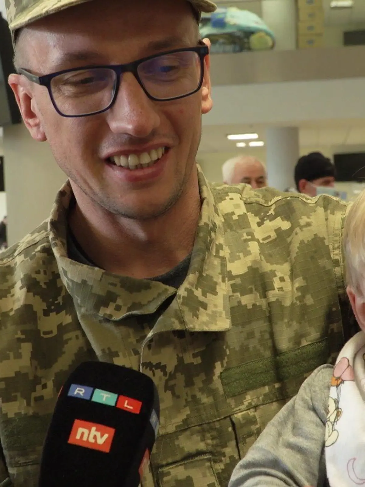 Sergei Hillman kann sich von seinem Sohn Makar verabschieden. Er muss an die Front, sein Sohn wird in Italien operiert.