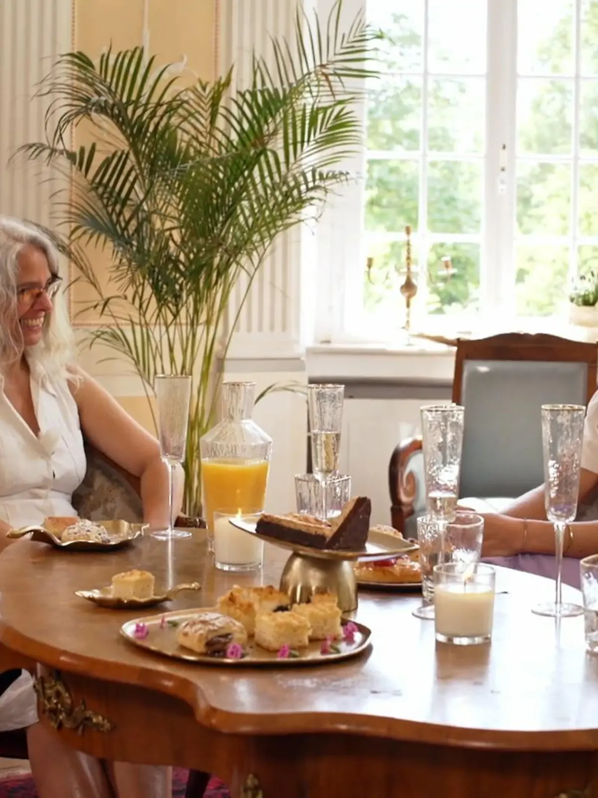 Stella und ihre Mama sprechen über Devin