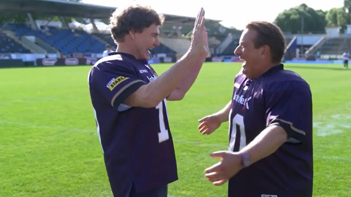 Carsten Maschmeyer und Ralf Dümmel in lila Trikots der Frankfurt Galaxy American Football Mannschaft auf dem Spielfeld.