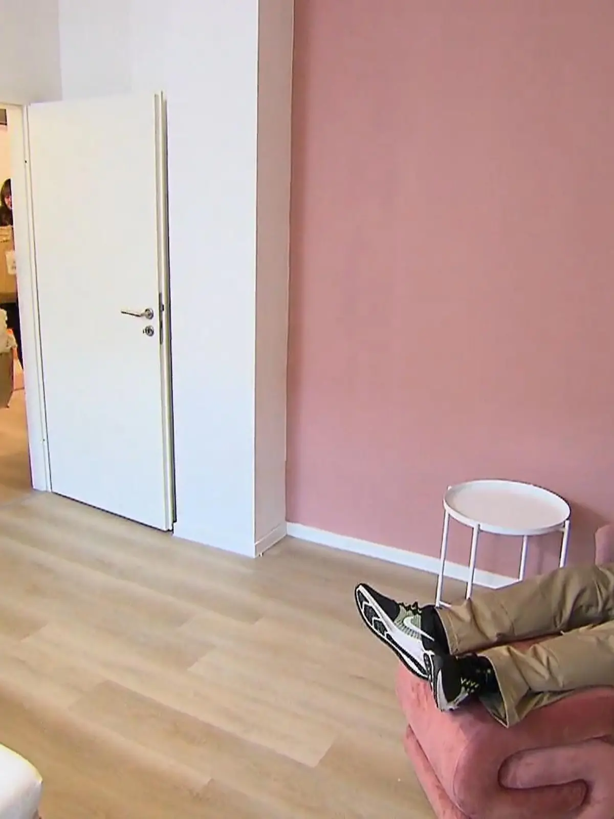 Bild zu: "Wie gefällt Julia die Wandfarbe"