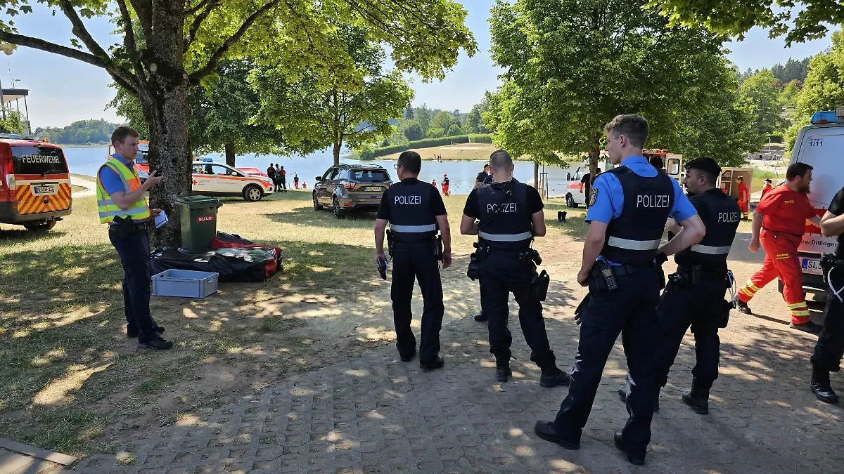 ARCHIV - 11.06.2023, Saarland, Losheim: Polizei und Feuerwehr sind am Losheimer See im Einsatz. Ein siebenjähriger Junge ist bei einem Badeunfall in dem Stausee ertrunken. Foto: BeckerBredel/dpa +++ dpa-Bildfunk +++