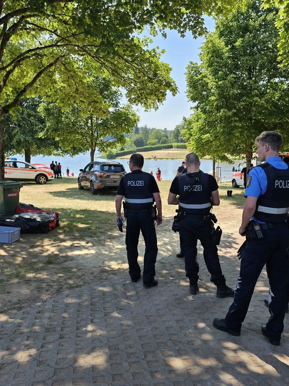 ARCHIV - 11.06.2023, Saarland, Losheim: Polizei und Feuerwehr sind am Losheimer See im Einsatz. Ein siebenjähriger Junge ist bei einem Badeunfall in dem Stausee ertrunken. Foto: BeckerBredel/dpa +++ dpa-Bildfunk +++