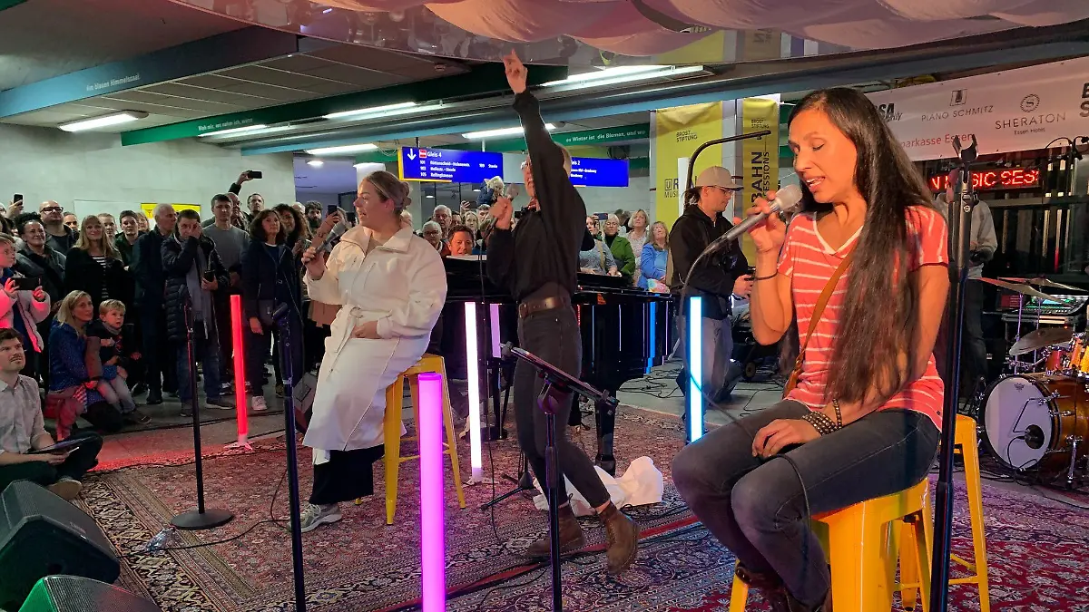 Stefanie Heinzmann (Mitte) während des Konzerts