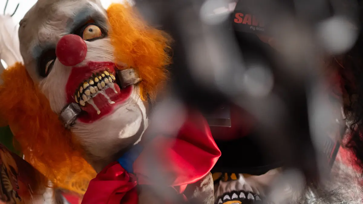 Insbesondere vor solchen Grusel-Clown-Kostümen warnt die Polizei in diesem Jahr an Halloween.