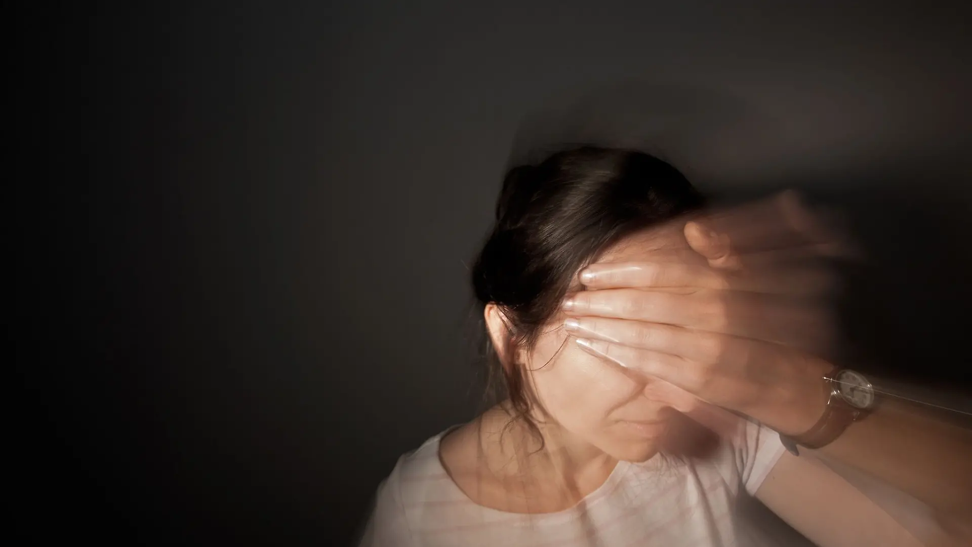 Verwirrtheit, Sehstörungen, Missempfindungen oder unkontrollierte Bewegungen: Ein epileptischer Anfall kann sich durch verschiedene Beschwerden bemerkbar machen.