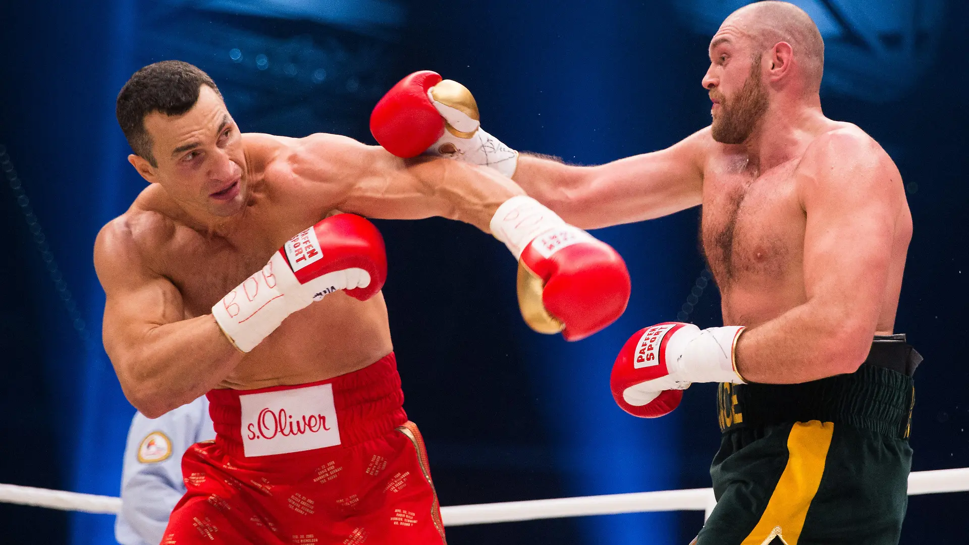 ARCHIV - Der ukrainische Boxer Wladimir Klitschko, Weltmeister im Schwergewicht der WBA, WBO, IBO und IBF, und sein britischer Herausforderer Tyson Fury stehen sich am 28.11.2015 im Boxring in der Esprit Arena in Düsseldorf (Nordrhein-Westfalen) gegenüber. Foto: Rolf Vennenbernd/dpa (zu dpa-Meldung: «Einigung zwischen Klitschko und Fury: Rückkampf in Manchester » vom 20.04.2016) +++(c) dpa - Bildfunk+++