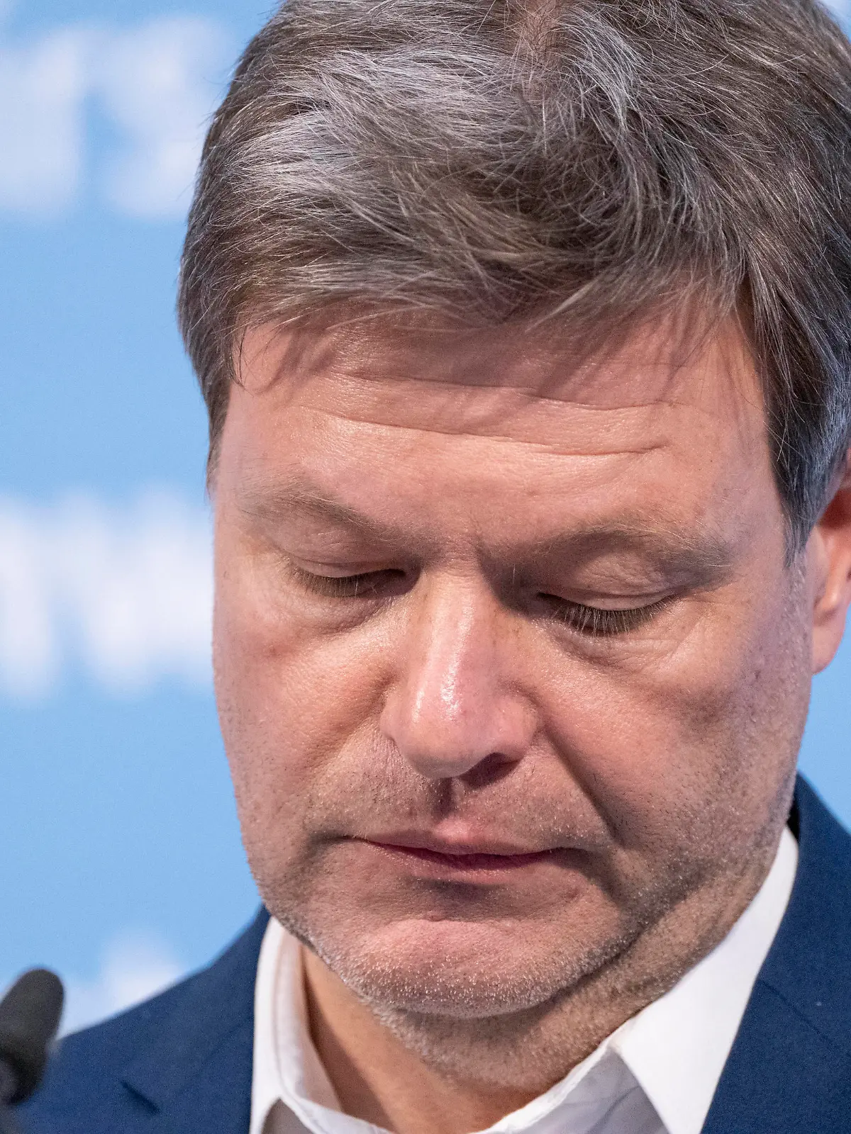  Pressestatement von Robert Habeck, Bundesminister für Wirtschaft und Klimaschutz nach dem per Videokonferenz stattgefundenen Sonder-Energieministertreffen zur Erörterung der Versorgungslage im Zusammenhang mit dem Krieg in der Ukraine und den russischen Energielieferungen Pressestatement von Robert Habeck, Bundesminister für Wirtschaft und Klimaschutz nach dem per Videokonferenz stattgefundenen Sonder-Energieministertreffen zur Erörterung der Versorgungslage im Zusammenhang mit dem Krieg in der Ukraine und den russischen, Berlin Berlin Deutschland Bundeswirtschaftsministerium *** Press statement by Robert Habeck, Federal Minister for Economic Affairs and Climate Protection after the special energy ministers meeting held by video con