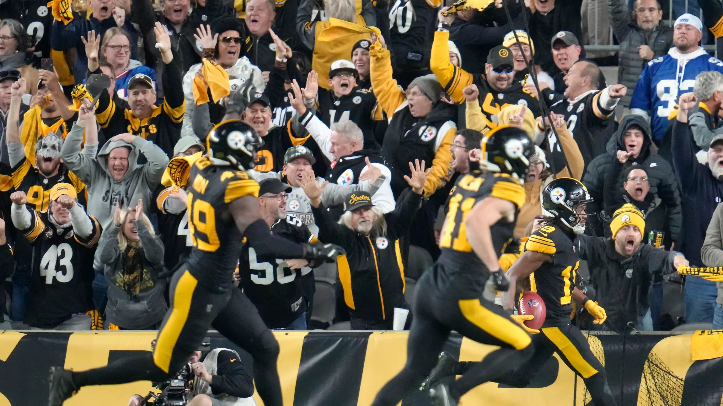 Die Pittsburgh Steelers besiegen die New York Giants.