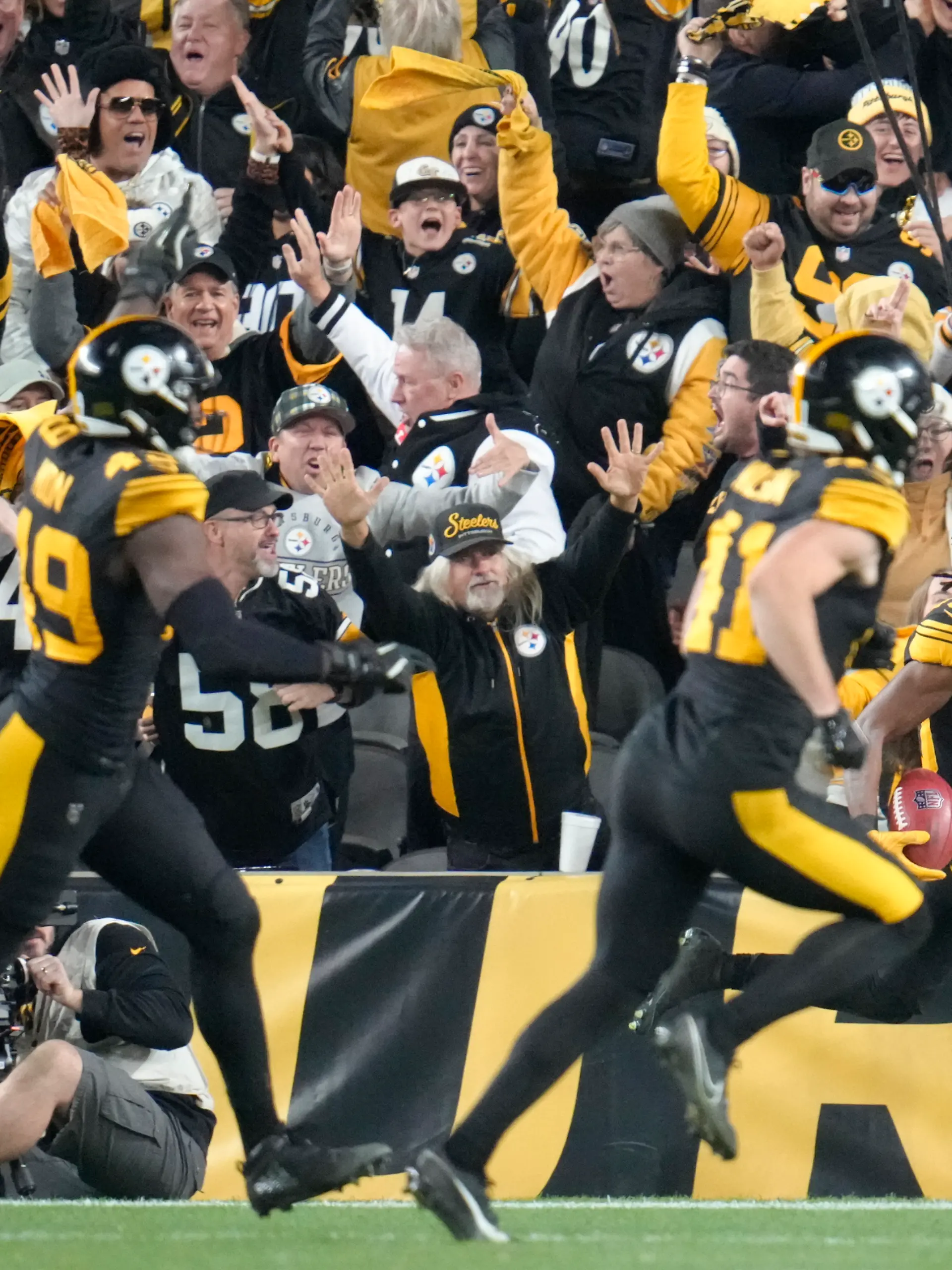 Die Pittsburgh Steelers besiegen die New York Giants.