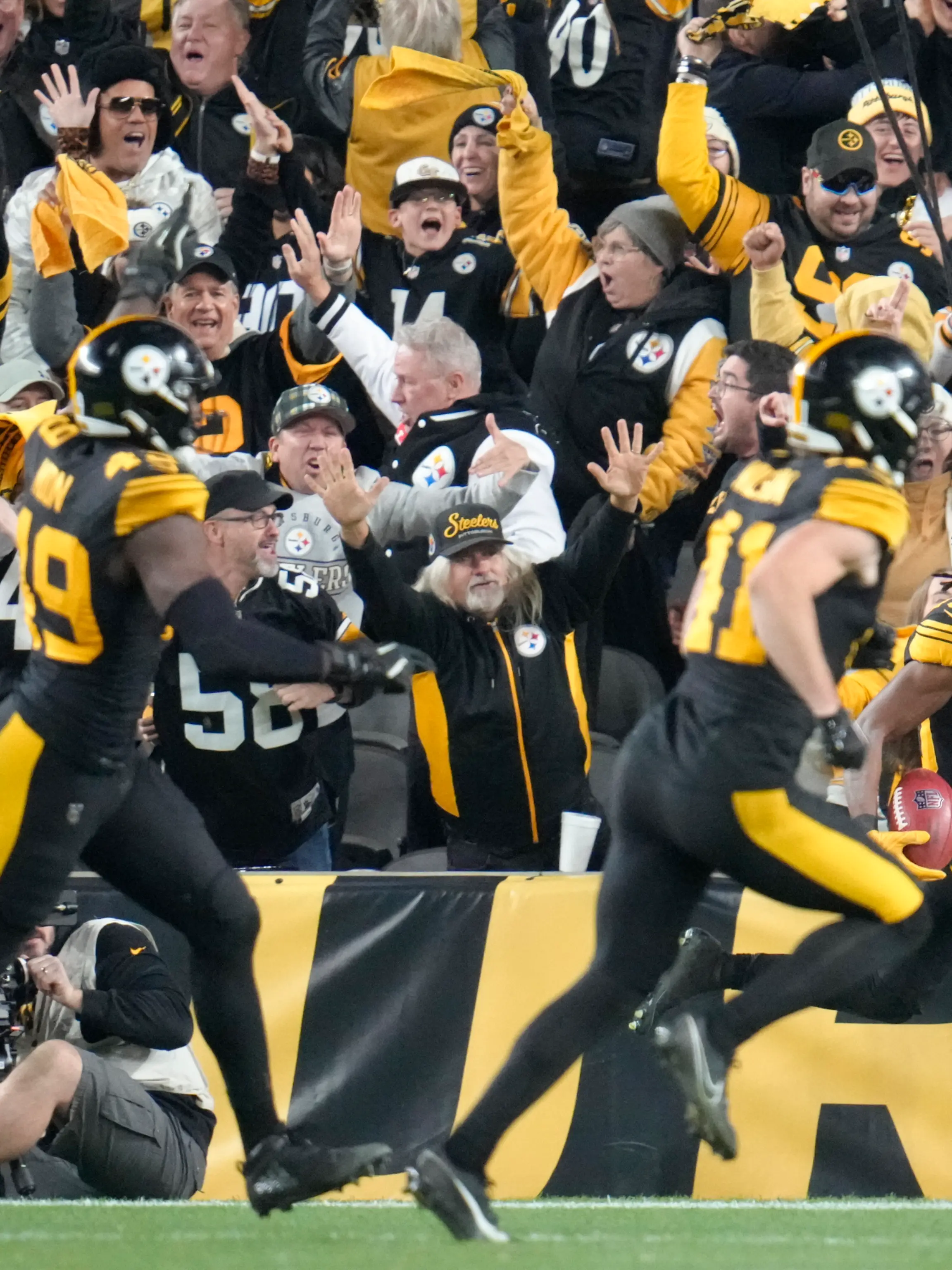 Die Pittsburgh Steelers besiegen die New York Giants.