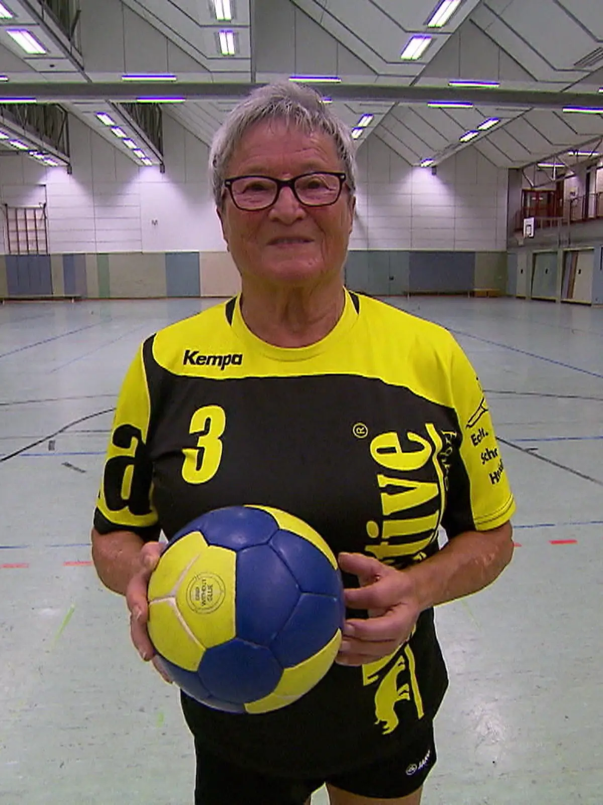 Bild zu: "Handball-Oma spielt auch mit 80 noch"