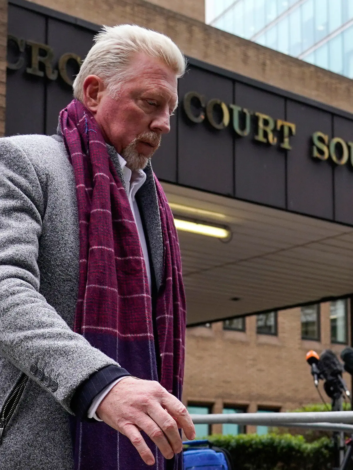 ARCHIV - 08.04.2022, Großbritannien, London: Boris Becker, ehemaliger Tennis-Profi aus Deutschland, verlässt nach einem Prozesstag den Southwark Crown Court. An diesem 29.04.2022 will Richterin Taylor das Strafmaß gegen den früheren Tennisstar verkünden. (zu dpa "Strafmaß für Boris Becker rückt näher: Muss Ex-Tennisstar in Haft?") Foto: Alberto Pezzali/AP/dpa +++ dpa-Bildfunk +++