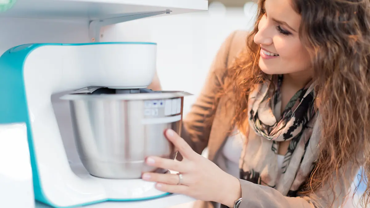Frau mit Küchenmaschine als Themomix-Alternative