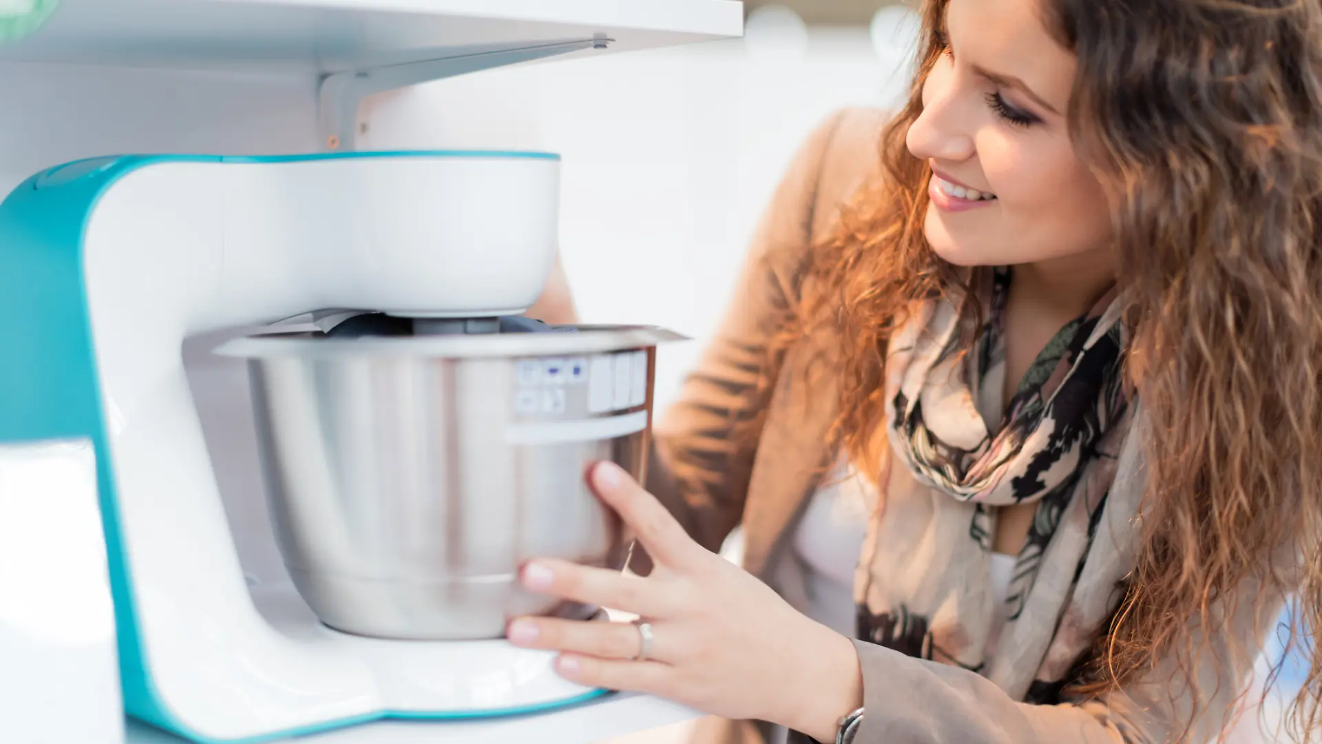 Frau mit Küchenmaschine als Themomix-Alternative