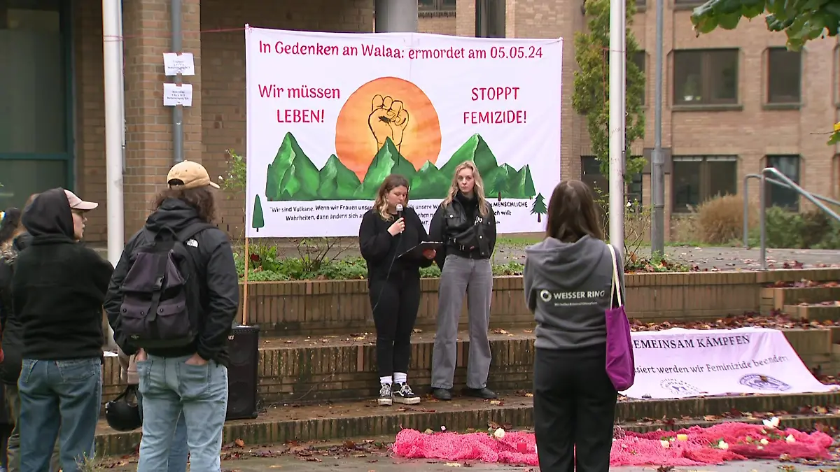 Vor dem Verhandlungsbeginn wird eine Mahnwache für die Getötete und gegen Femizide abgehalten.