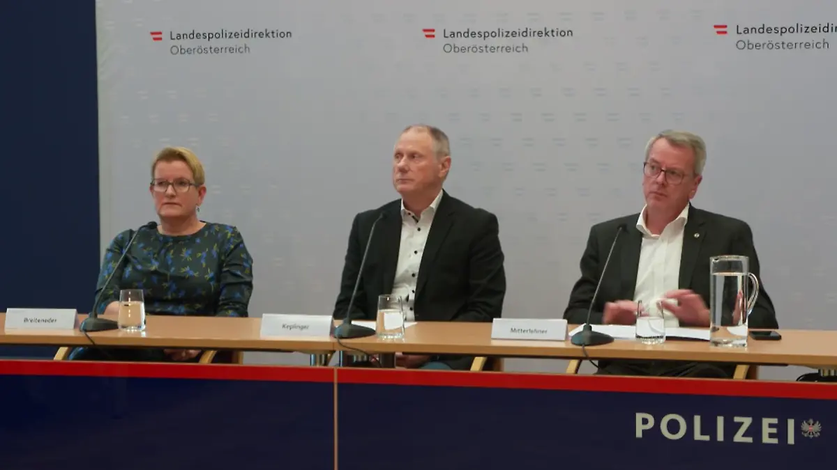 Staatsanwältin Ulrike Breiteneder, der stellvertretende Landespolizeidirektor Rudolf Keplinger und der Leiter des Landeskriminalamtes Gottfried Mitterlehner.