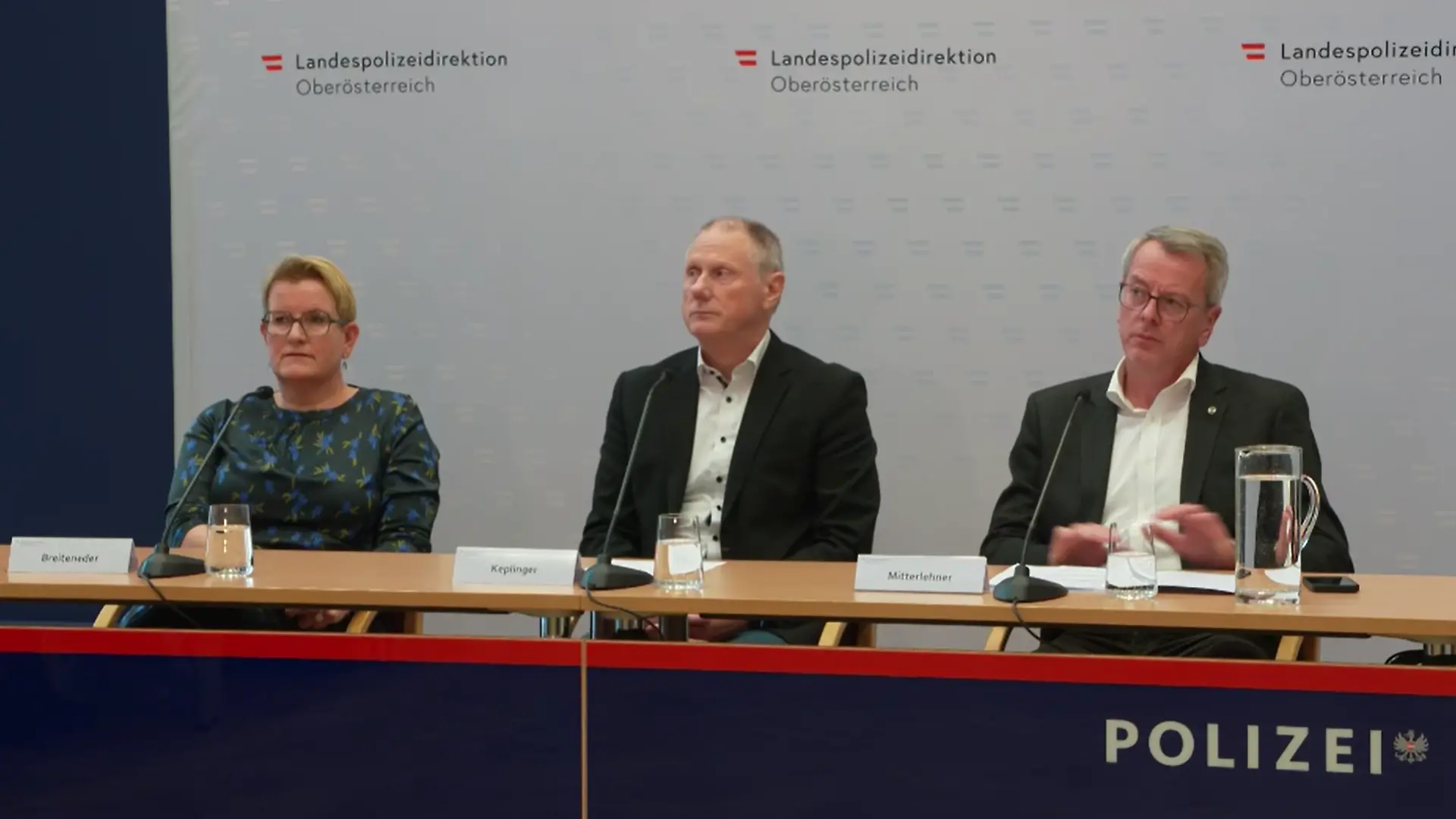 Staatsanwältin Ulrike Breiteneder, der stellvertretende Landespolizeidirektor Rudolf Keplinger und der Leiter des Landeskriminalamtes Gottfried Mitterlehner. 