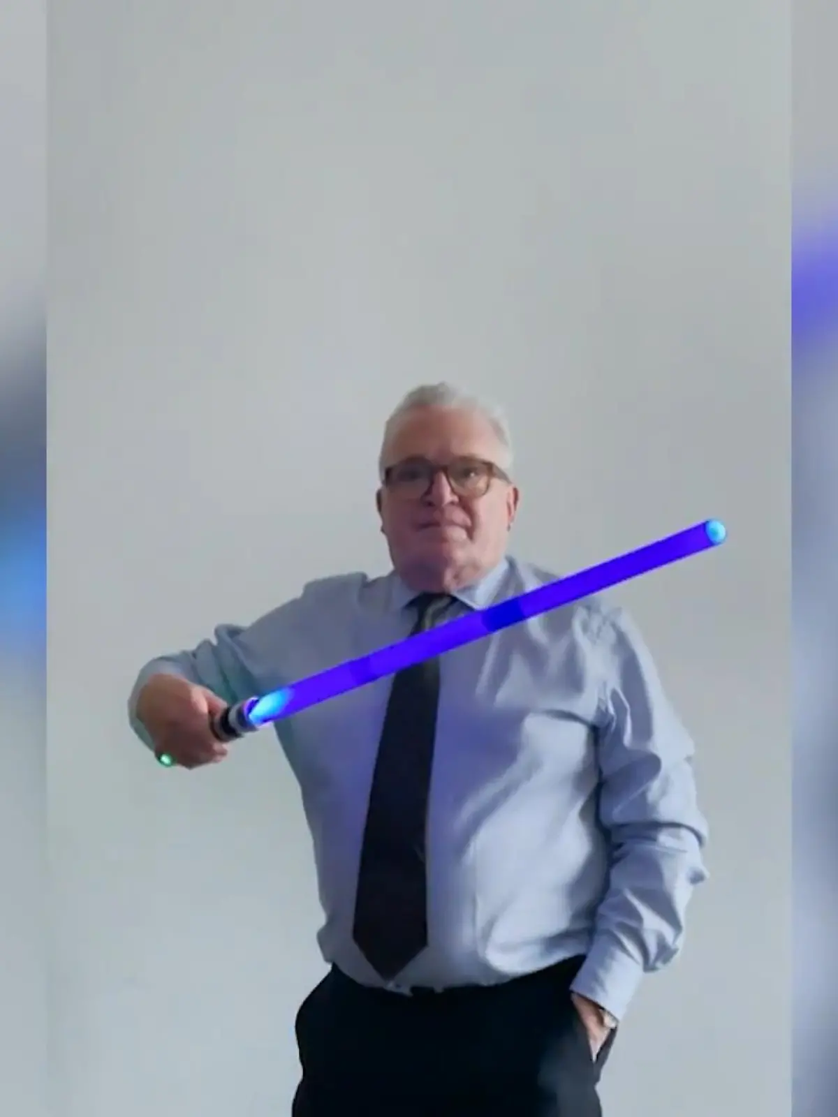 Performance im Bundestag? Viele Politiker*Innen präsentieren sich im Netz nicht gerade staatstragend. Sind die kurzen Clips auf TikTok und Co. voll cool oder eher drüber? Was die Leute auf der Straße über die ungewöhnlichen Auftritte denken, sehen Sie hier.