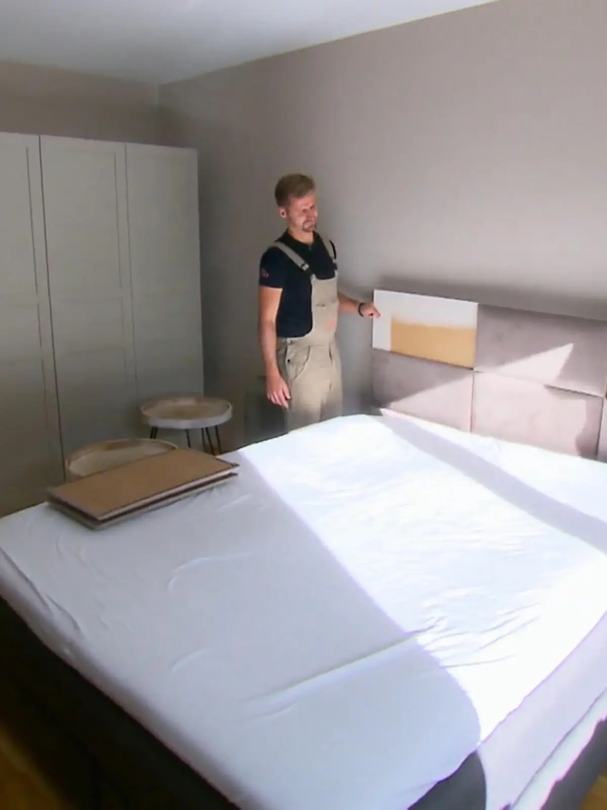 Bild zu: "Das Schlafzimmer nimmt Form an"